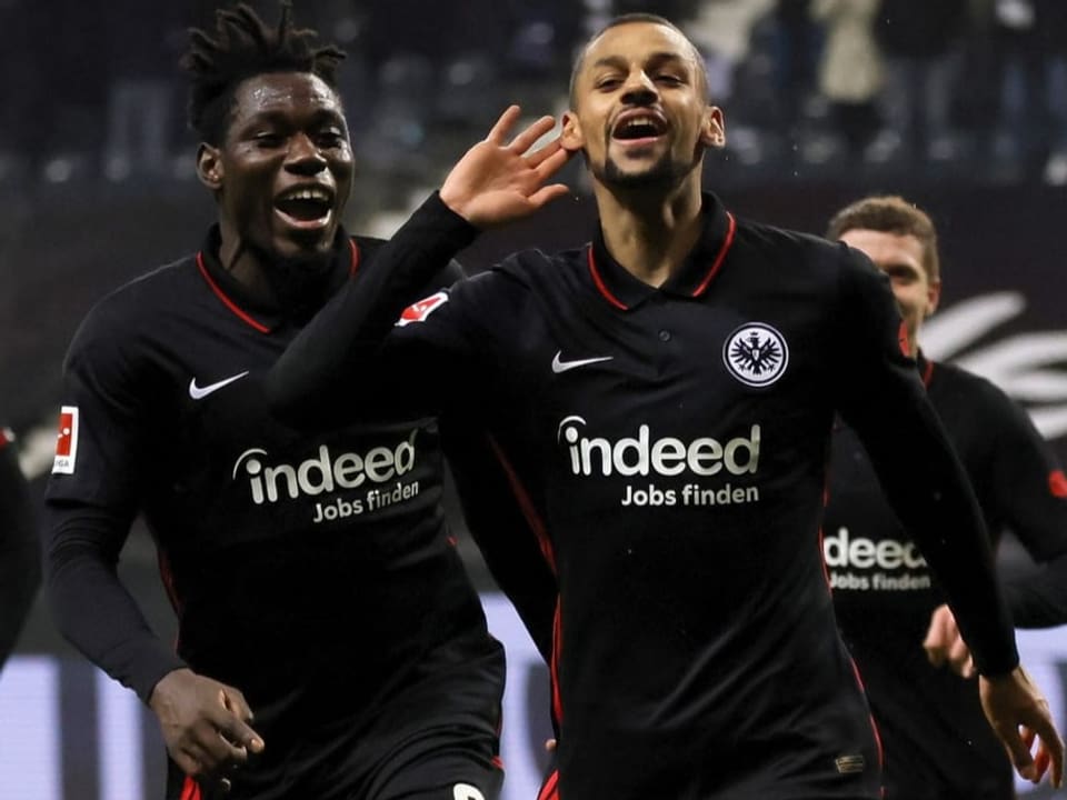 Hör mal, wer da hämmert Djibril Sow trifft gegen Bayer.