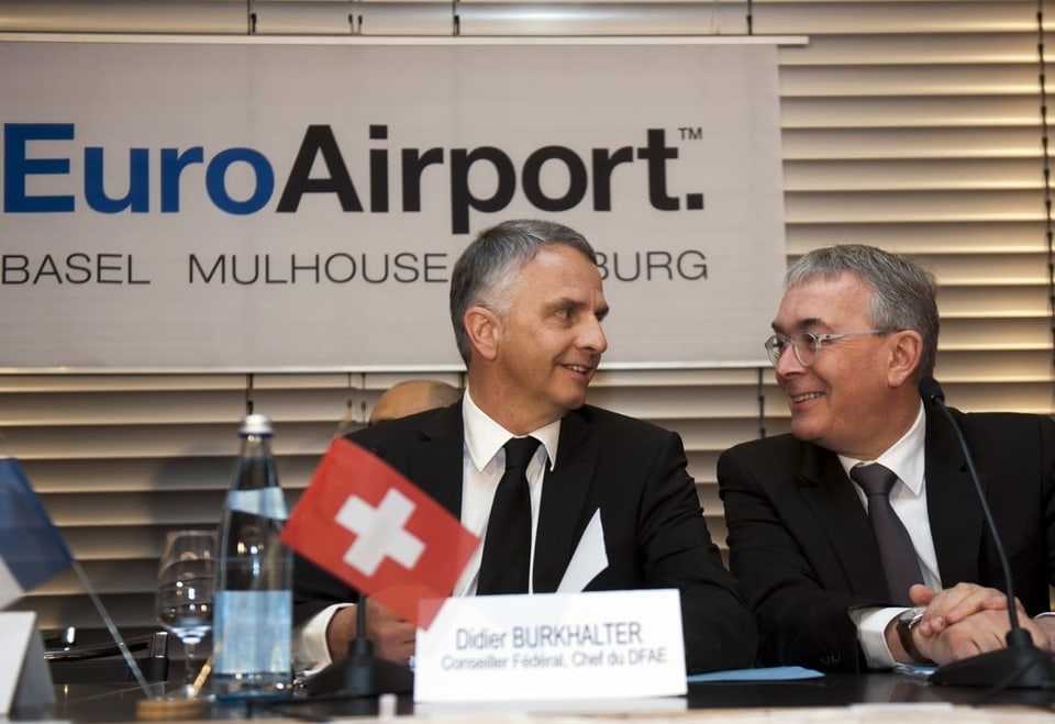 Didier Burkhalter und Christoph Brutschin an einer Medienkonferenz am EuroAirport