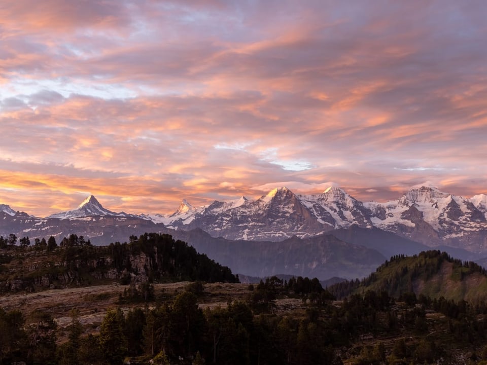 Farbiger Himmel über dem Berner Oberland