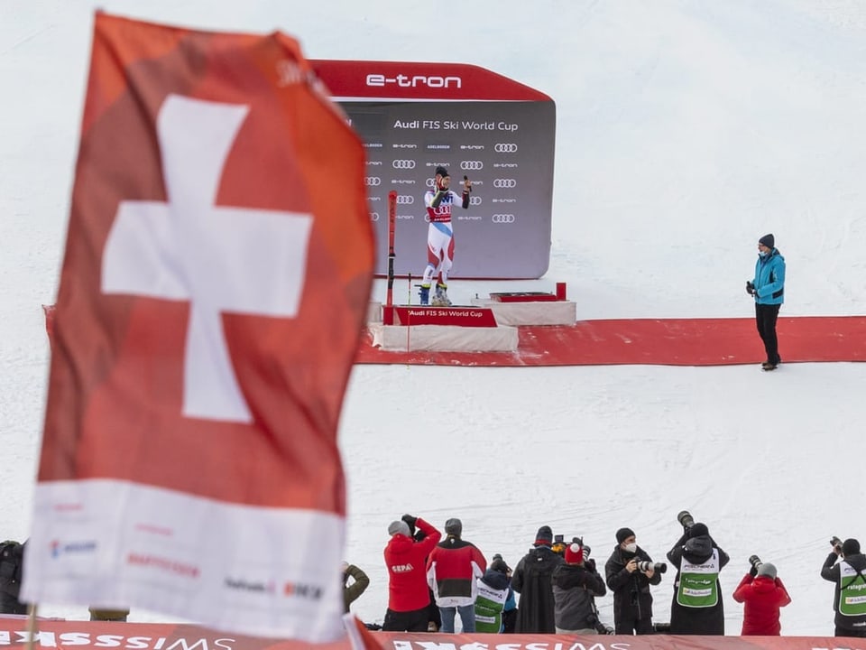 Ränge 1, 2 und 4 Skifahrer.