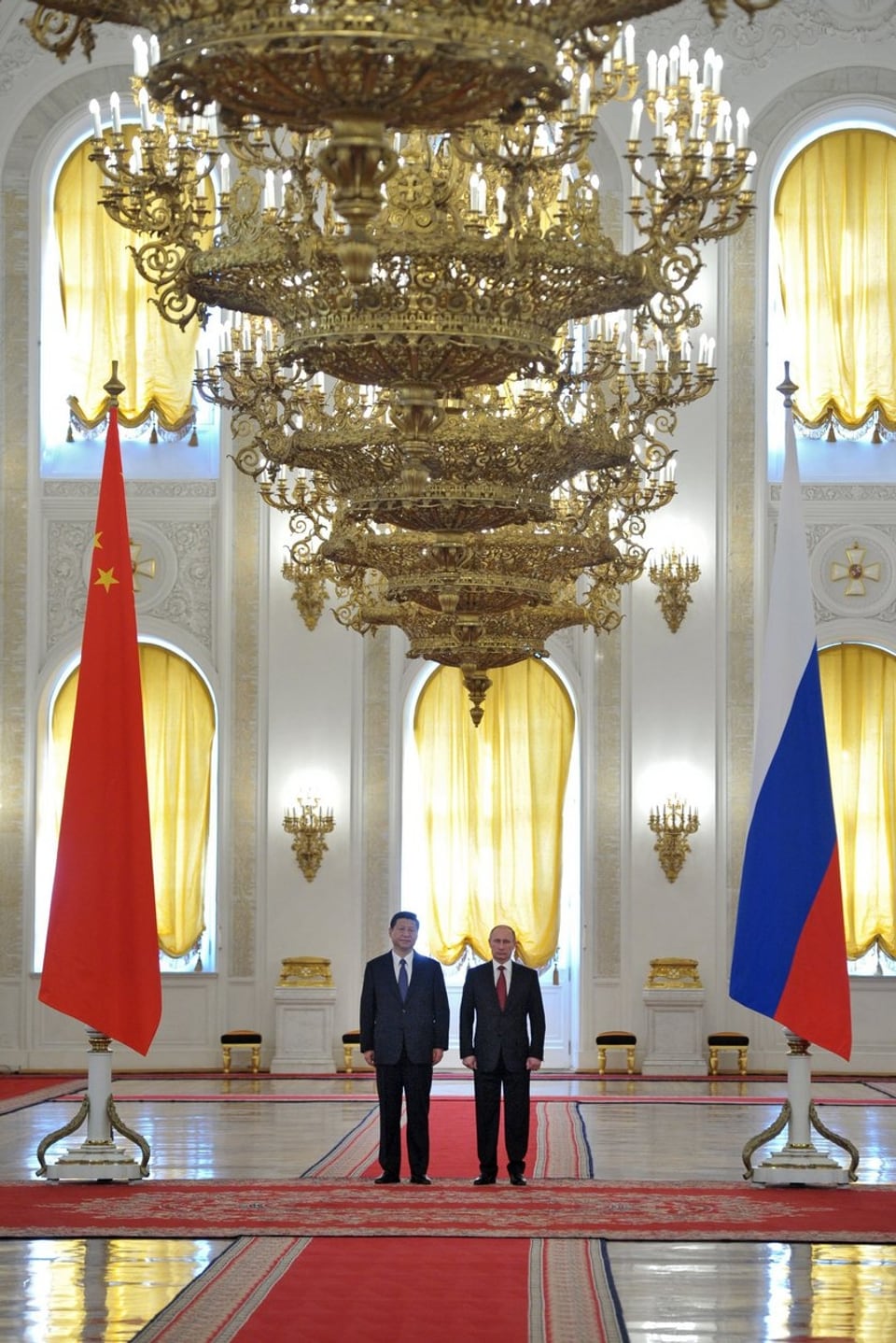 Putin und Xi Jingping stehen auf dem roten Teppich im Kreml.