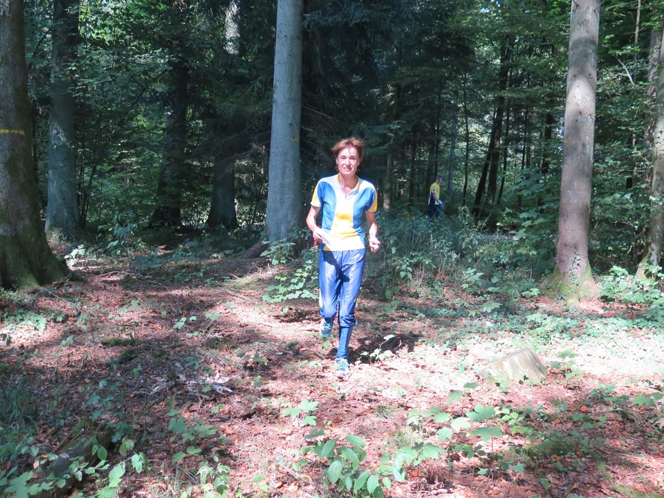 Ruth Humbel rennt im Wald