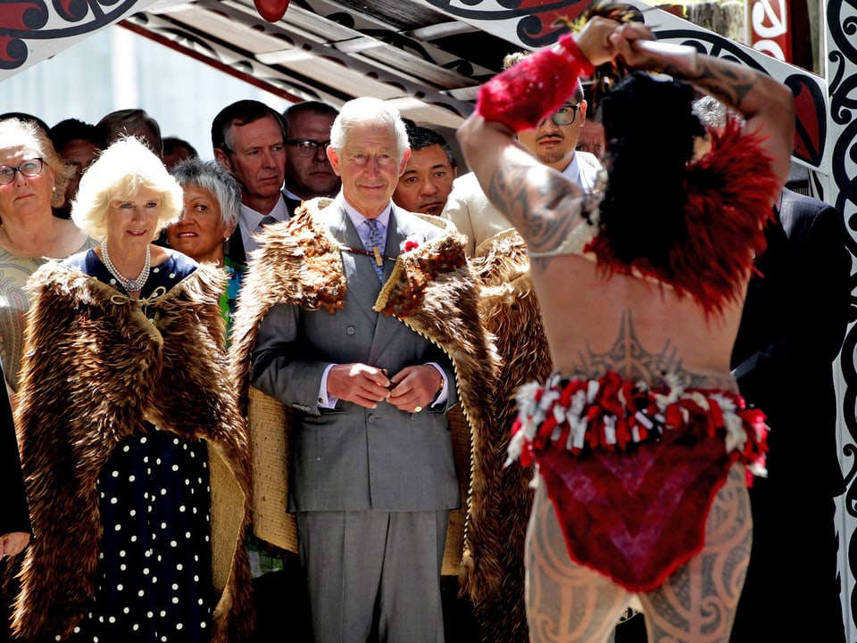 Camilla und Charles schauen ein Maori-Spektakel an