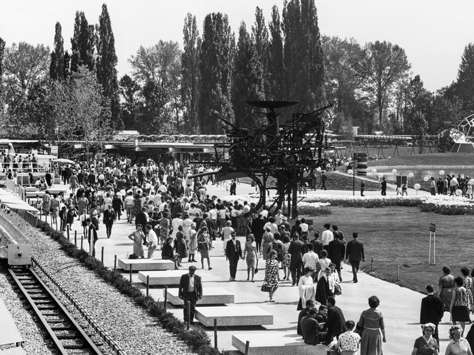 Archivaufnahme von Publikum auf dem Weg der Schweiz an der Expo 64.