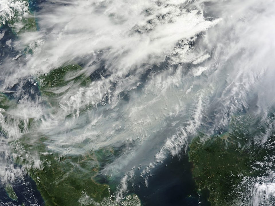 Satellitenfotos von den Rauchwolken