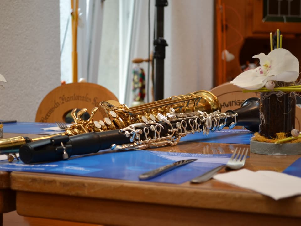 Zwei Klarinetten liegen auf dem Tisch.
