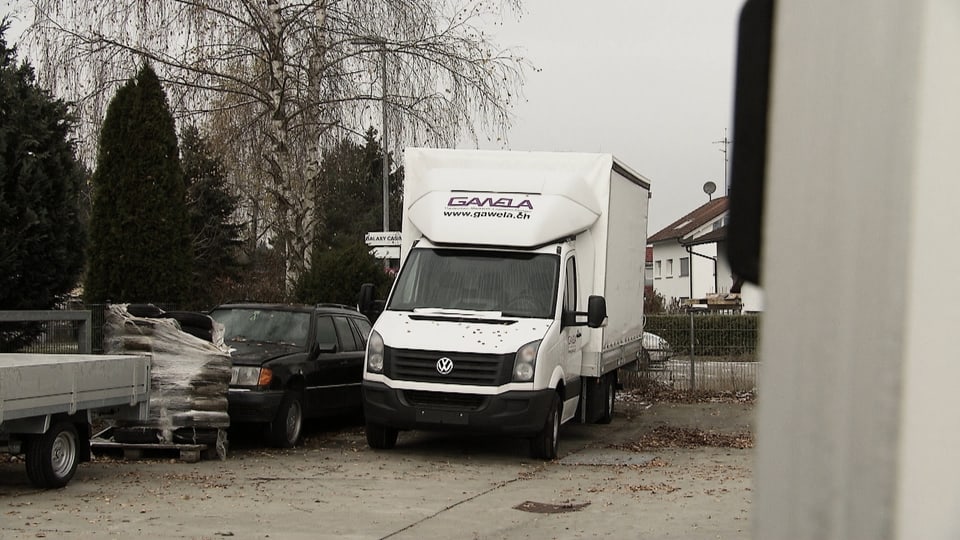 Ein weisser Lieferwagen mit Firmenlogo von Gawela GmbH auf einem Firmengelände