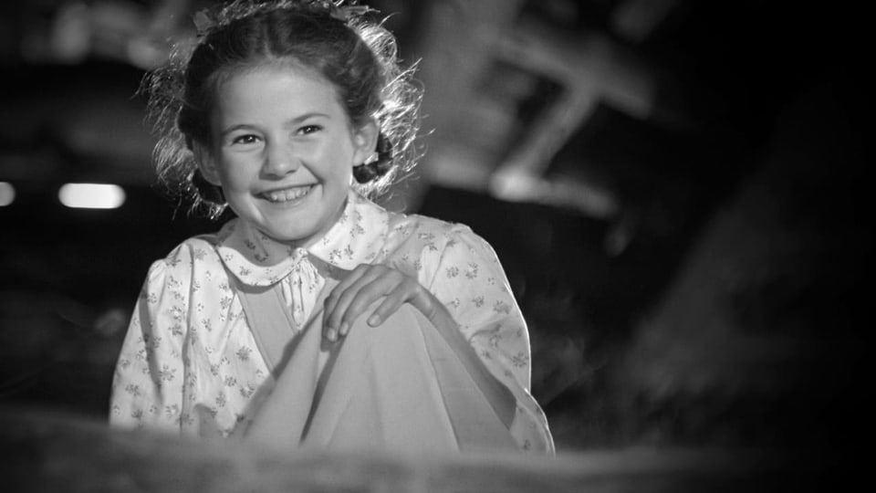 Schwarz-weiss-Bild eines Kindes in einem Film.