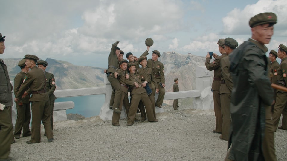 Männer in Uniform auf einem Berggipfel