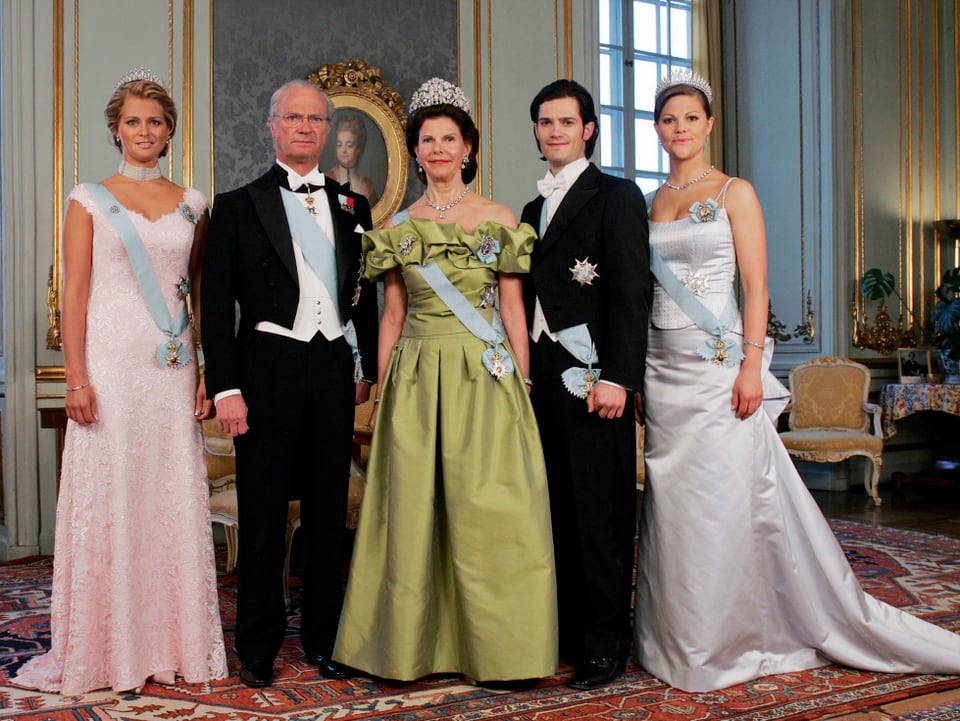 könig gustaf und königin silvia mit ihren drei Kindern.