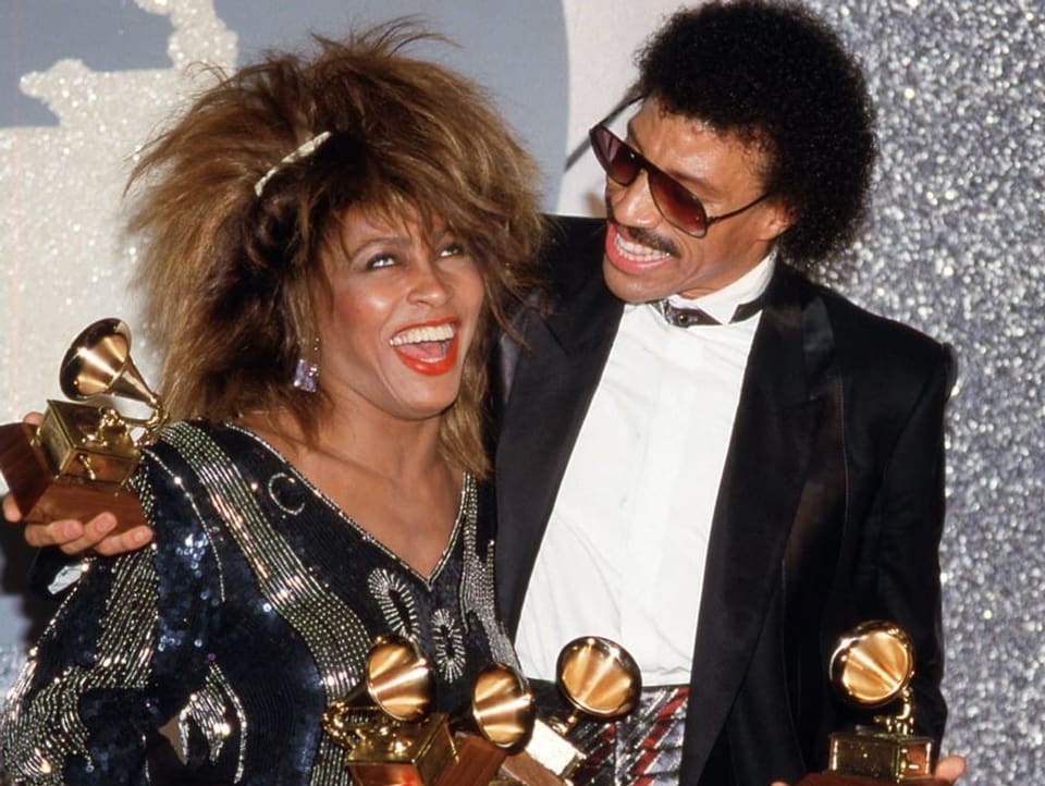 Tina Turner mit Grammys neben Lionel Richie