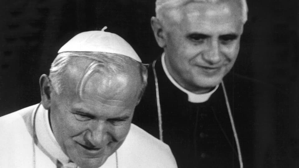 Kardinal Joseph Ratzinger steht hinter Johannes Paul II.