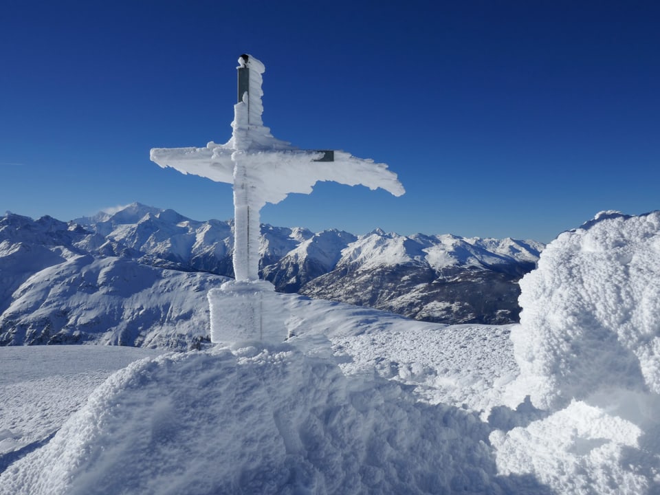 verschneites Gipfelkreuz