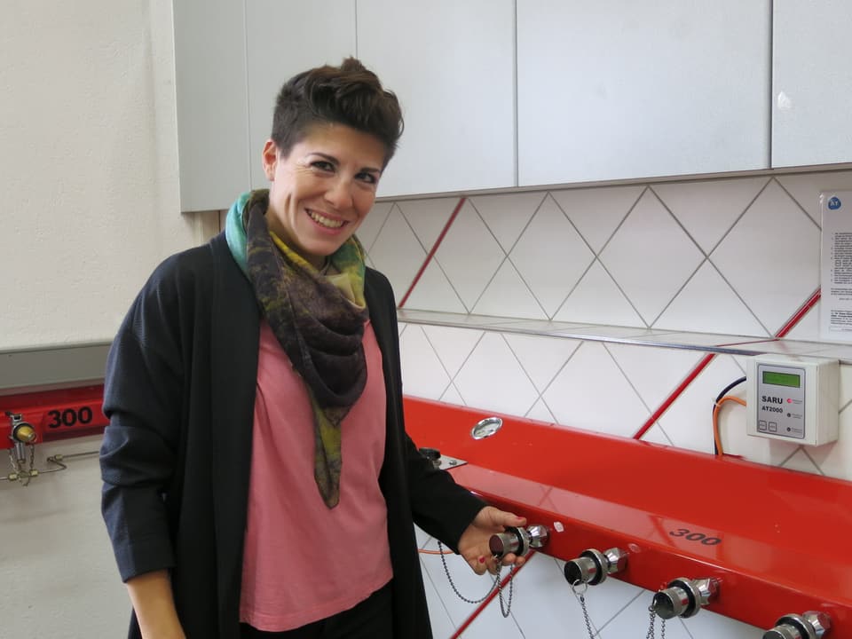 Susana Canonica bei der Einrichtung zum Auffüllen der Sauerstoffflaschen.