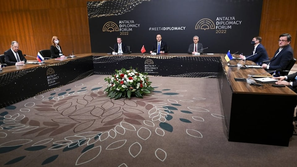 Der türkische Aussenminister beim Treffen mit Sergej Lawrow und Dmytro Kuleba in Antalya.