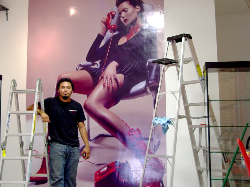 Künstler Enrique Chiu in einer Galerie in den USA.