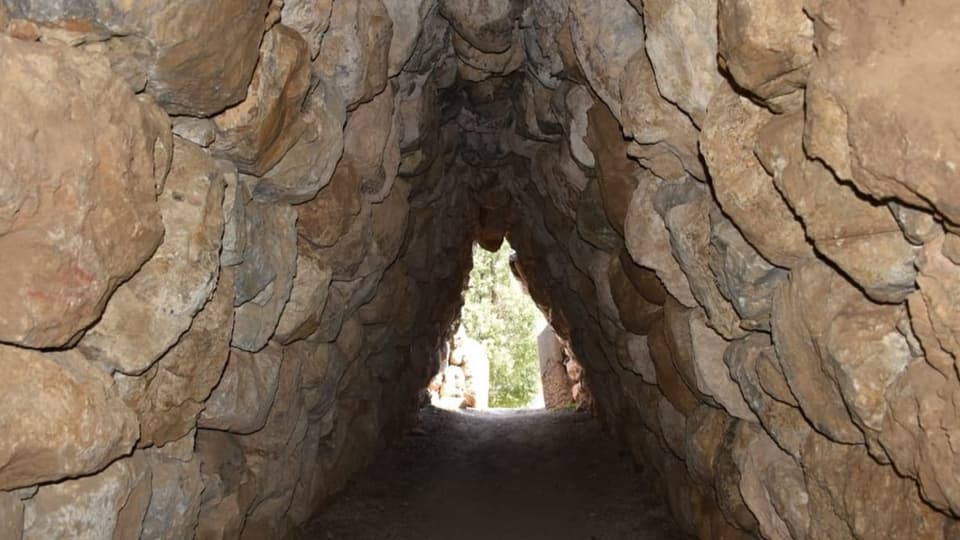 Der Tunnel durch den Wall von Hattusa