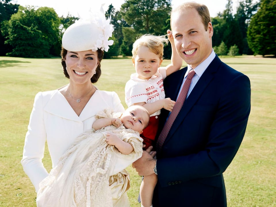Herzogin KAte und Prinz WIlliam halten ihre zwei Kinder George und Charlotte im Arm 