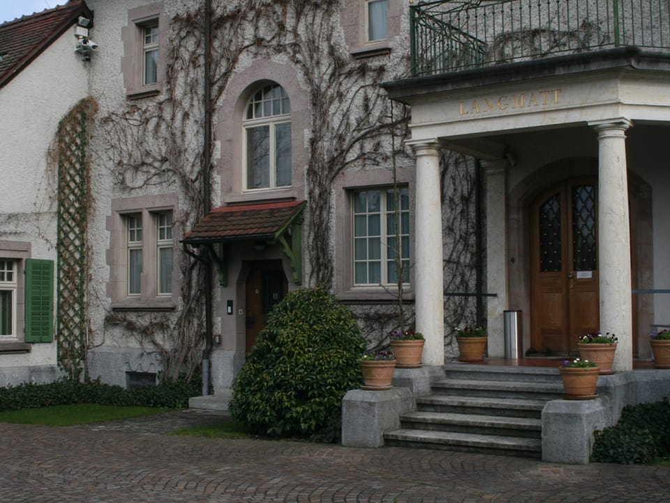 Der Haupt- und Seiteneingang der Villa Langmatt