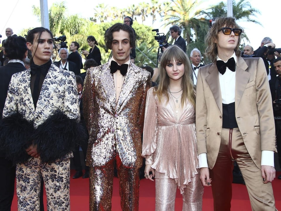 Måneskin posieren, in Gucci gekleidet, auf dem Roten Teppich vom internationalen Film Festival in Cannes.