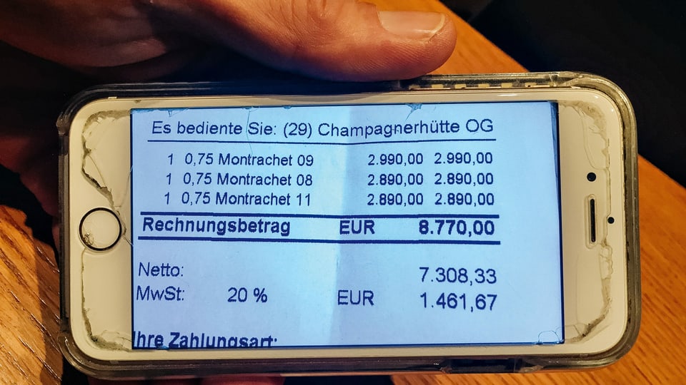 ein Foto von einem Handy mit einer Rechnung drauf