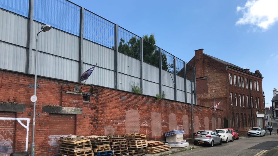 Ein Stadtzaun, welcher die Wohnviertel zwischen den pro-irischer Republikaner und pro-britischer Unionisten trennt.