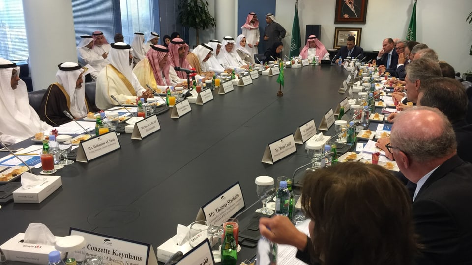Ovaler Tisch mit der Schweizer Delegation und den Vertretern des saudischen Handelsministeriums.
