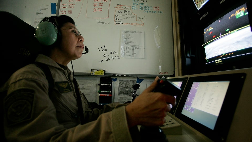 Eine Frau an einem US-Militärstützpunkt steuert eine Drohne in Übersee. 