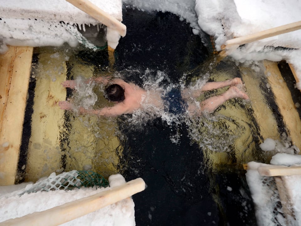 Ein Mann badet in Wladiwostok im eisigen Wasser. (reuters)