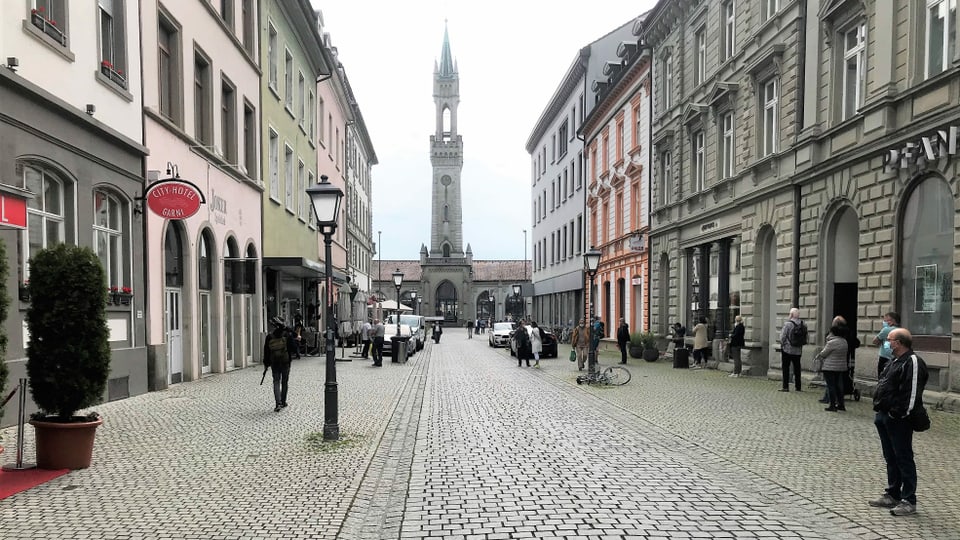 In der Konstanzer Altstadt sind schon am frühen Montagmorgen die ersten Einkaufstouristen unterwegs.