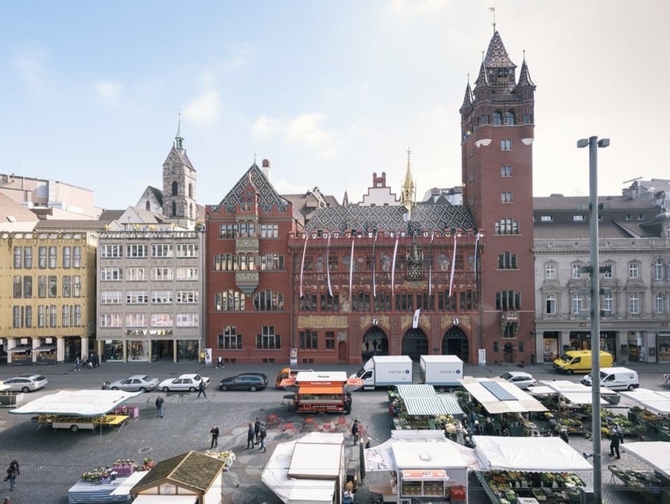 Blick von oben auf den Marktplatz von Basel; mit Marktständen.