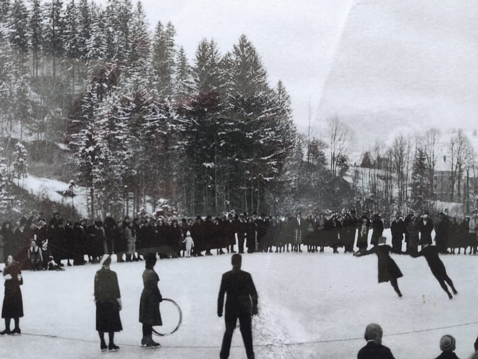Menschen laufen in den 1930er-Jahren Schlittschuh auf der alten Natureisbahn Glandenstein.