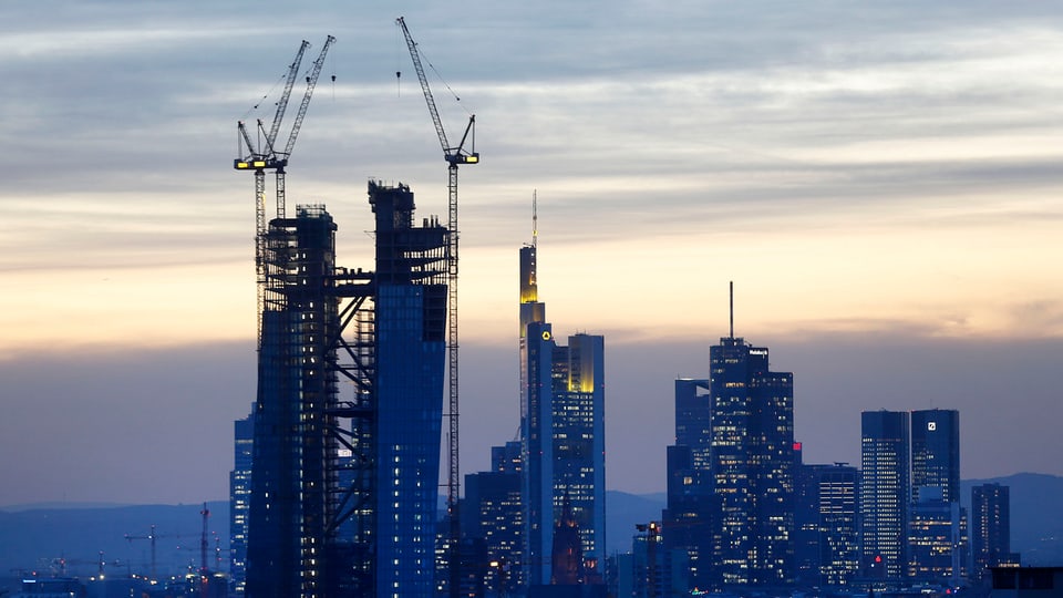 Skyline von Frankfurt in der Dämmerung.