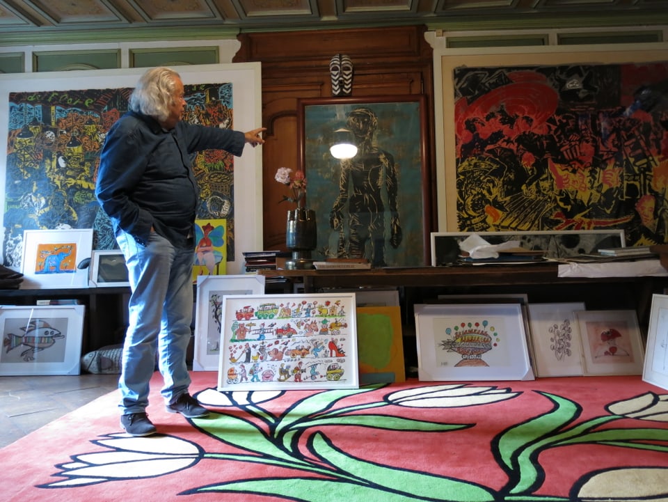 Ted Scapa in seinem Wohnzimmer, umgeben von Kunstwerken