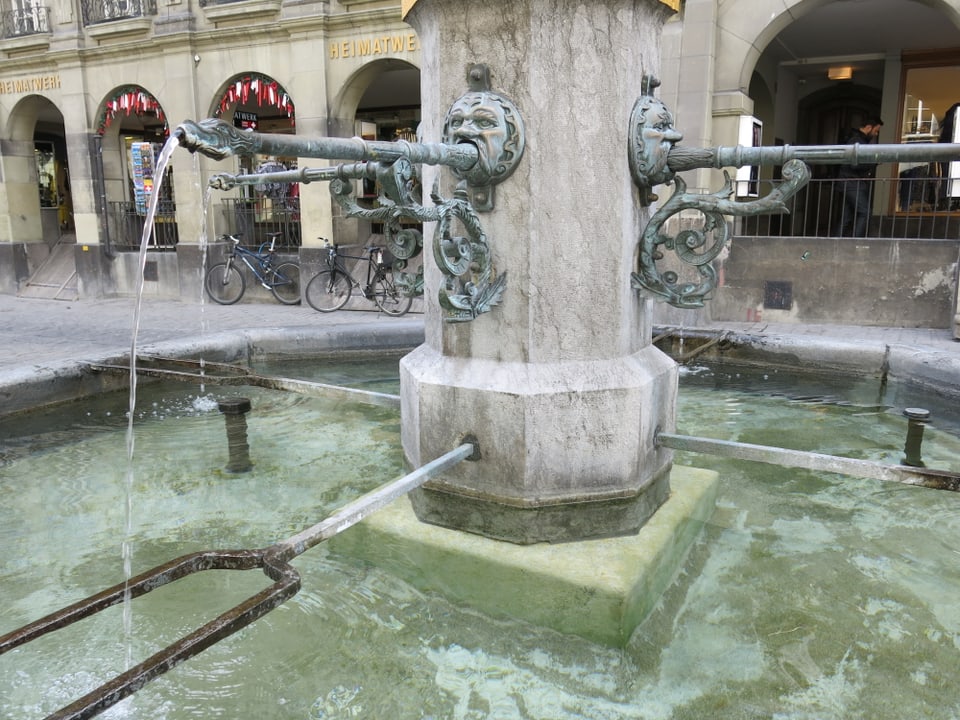 Zu sehen ist der Zähringerbrunnen in der Berner Kramgasse.