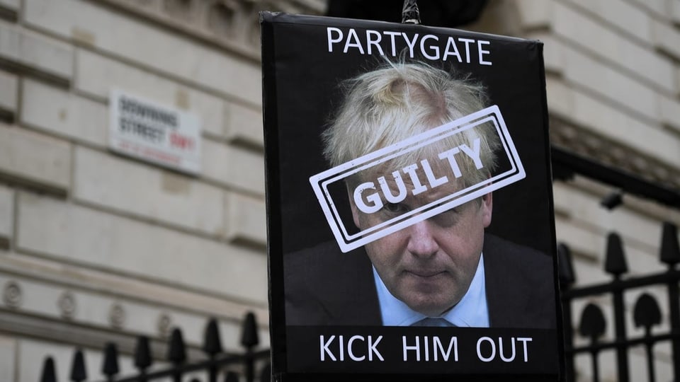 Demonstrant fordert Johnsons Rücktritt