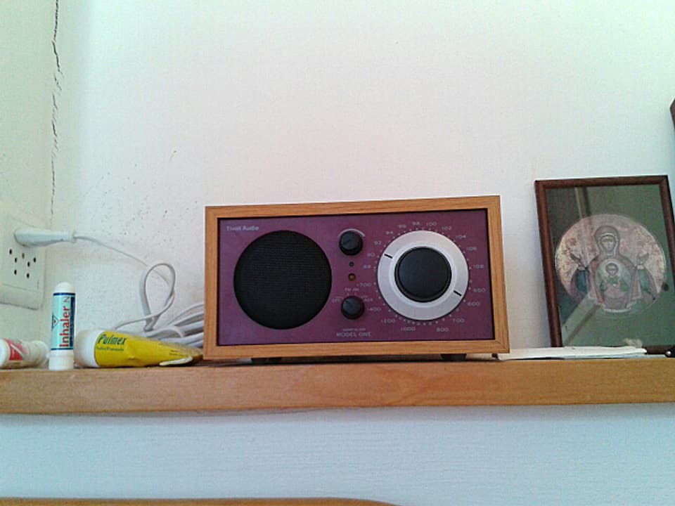 Radio auf Fenstersims.