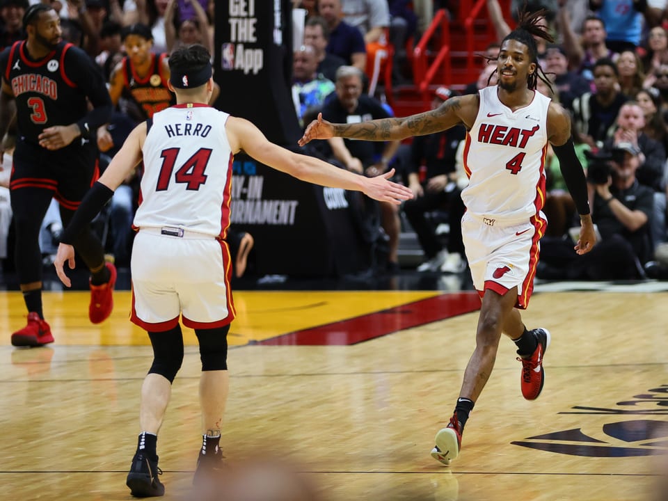 Spieler von Miami Heat freuen sich.