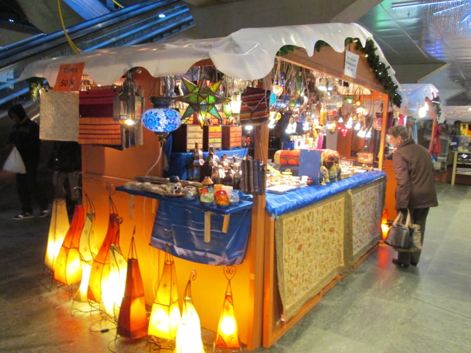 Ein Marktstand mit orientalischen Lampen