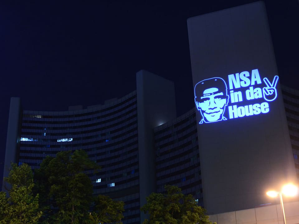 Auf das UNO-Gebäude in Wien ist der Text «NSA in da House» mit einer Comicdarstellung von US-Präsident Barack Obama projiziert. 
