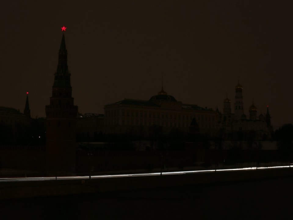 Der verdunkelte Kreml in Moskau.