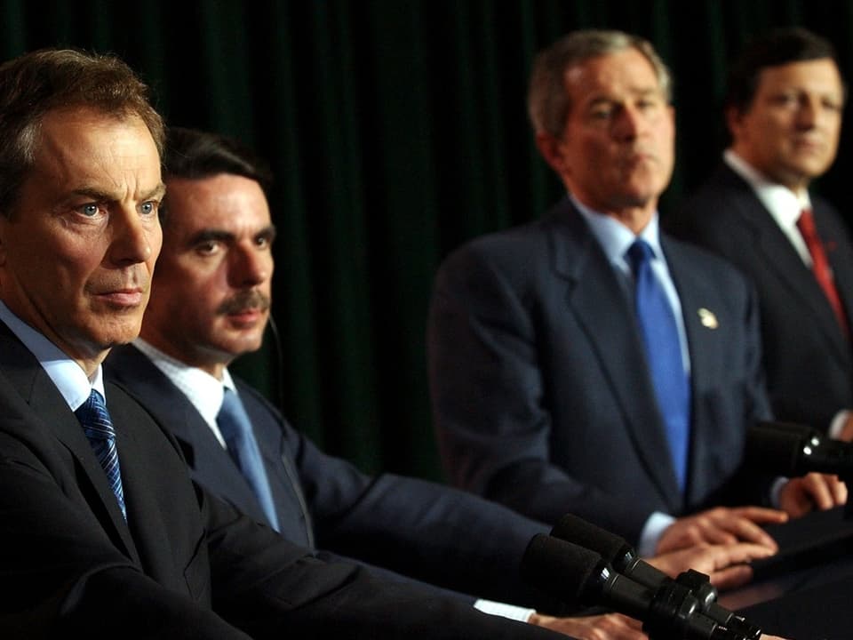 Blair, Aznar, Bush und Barroso 2003 an einer Medienkonferenz zum Eingreifen im Irak. 