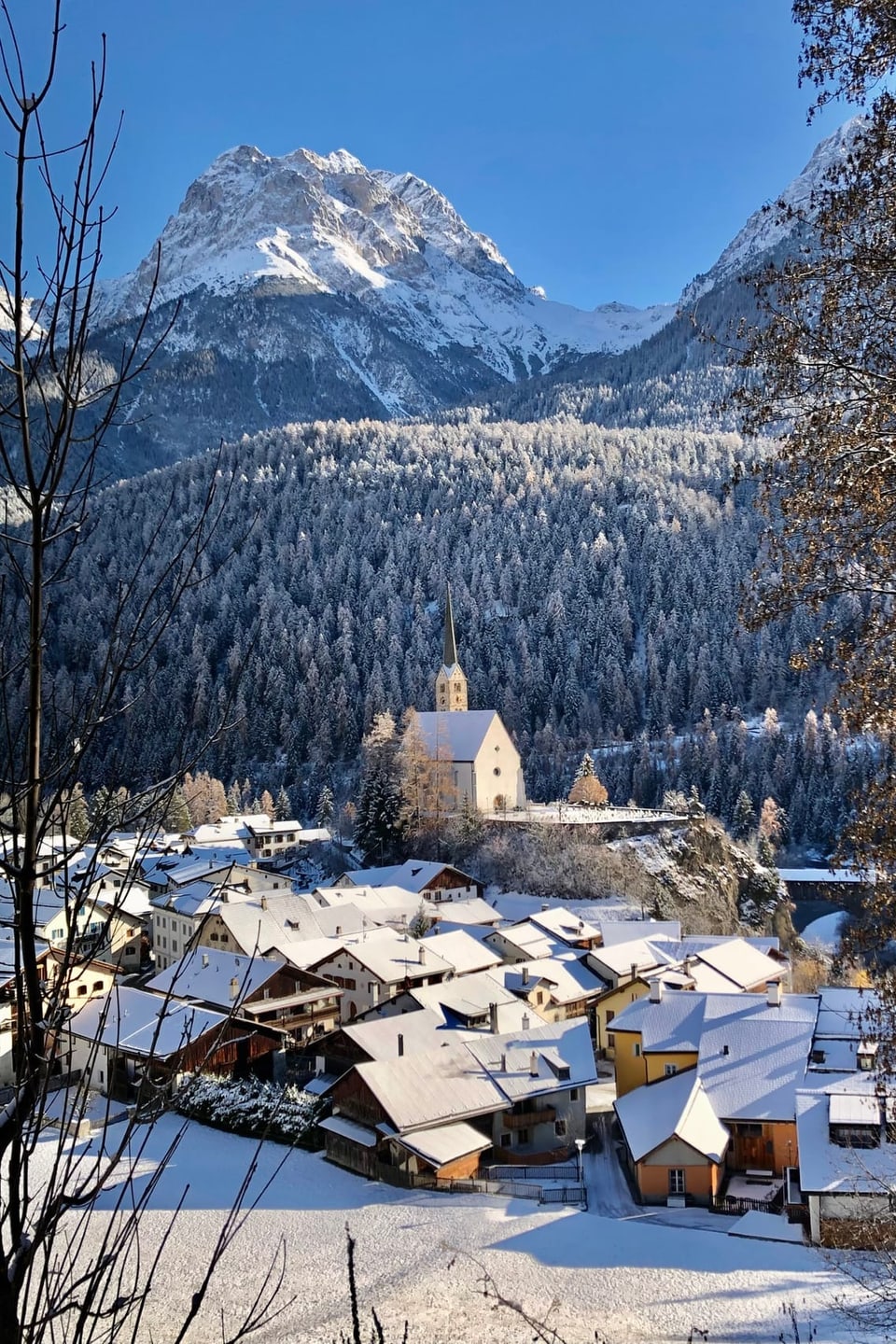 Scuol/GR Blick auf das frisch verschneite Dorf.