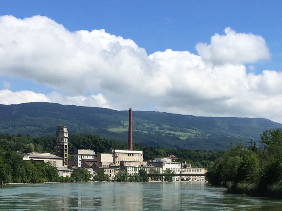 Aare, im Hintergrund eine Fabrik.