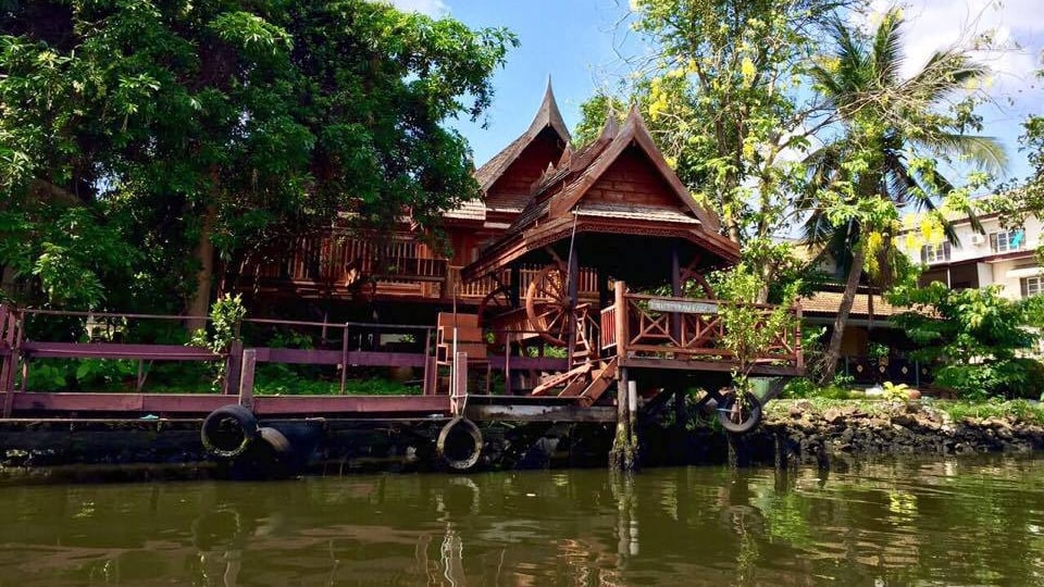Thailändisches Haus am Fluss