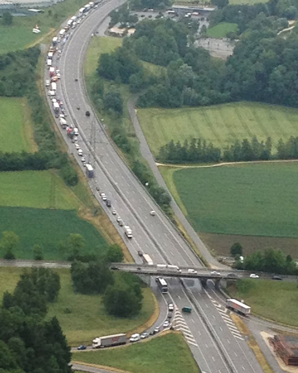 Luftbild mit Blick auf die Autobahn.