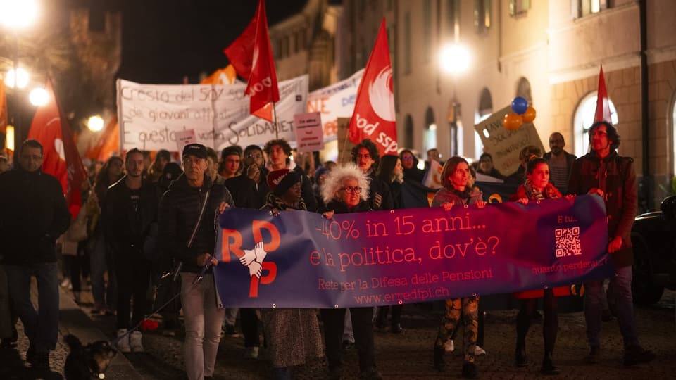 Demonstrantinnen und Demonstranten im November auf Bellinzonas Strassen.