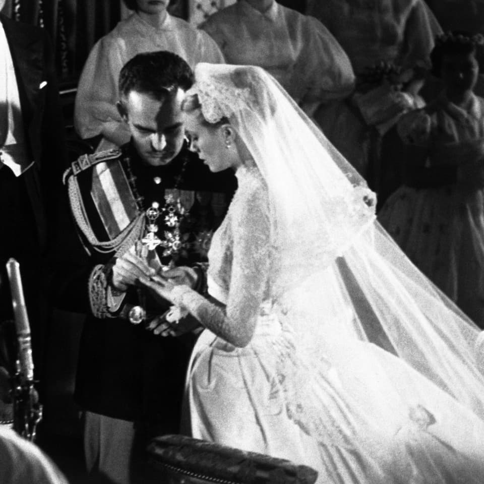 Prinz Rainier steckt bei der Hochzeit Grace Kelly den Ring an den Finger. 