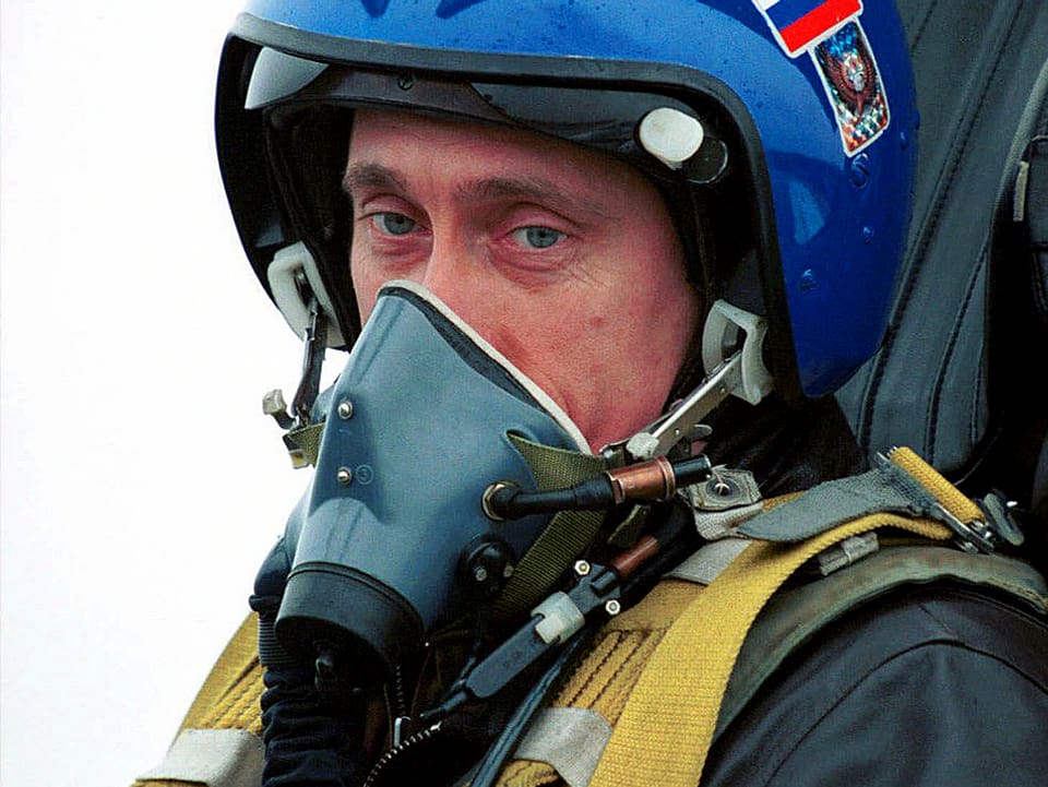 Der Militärpilot Wladimir Putin sitzt mit Sauerstoffmaske im Cockpit eines Kampfflugzeugs.