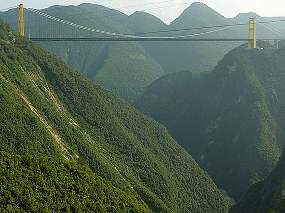 Mit 472 Metern zwischen Fahrbahn und Flussbett ist die Siduhe-Brücke in China derzeit die höchste der Welt.